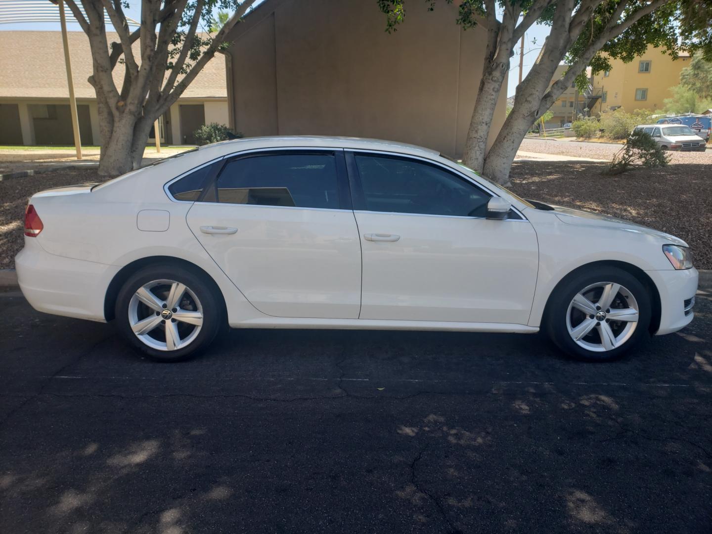 2013 WHITE /gray and black Volkswagen Passat se (1VWBP7A31DC) with an 2.5 l5 engine, 6-Speed Automatic transmission, located at 323 E Dunlap Ave., Phoenix, AZ, 85020, (602) 331-9000, 33.567677, -112.069000 - Photo#4